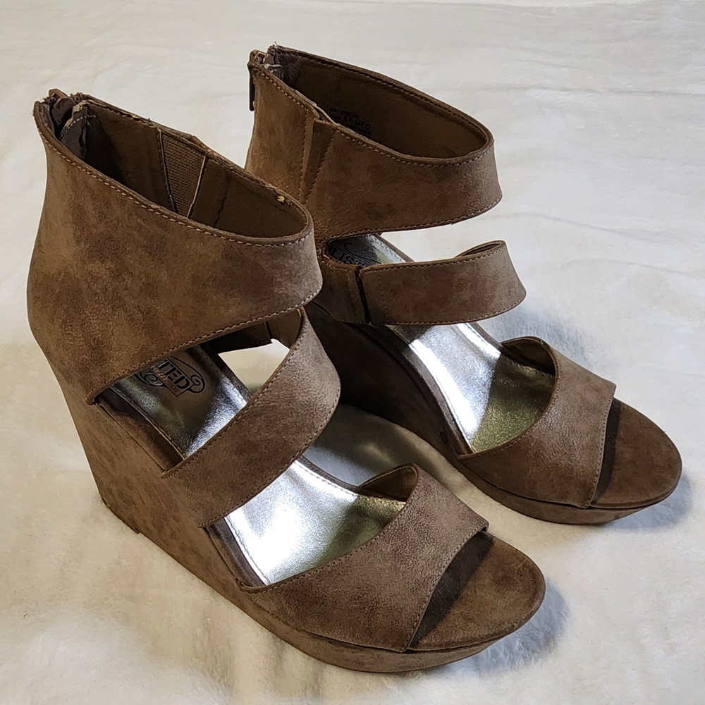 Unlisted by Kenneth Cole Day Dream Tan Wedge Sandals,‎ EUC, Size 8.5
